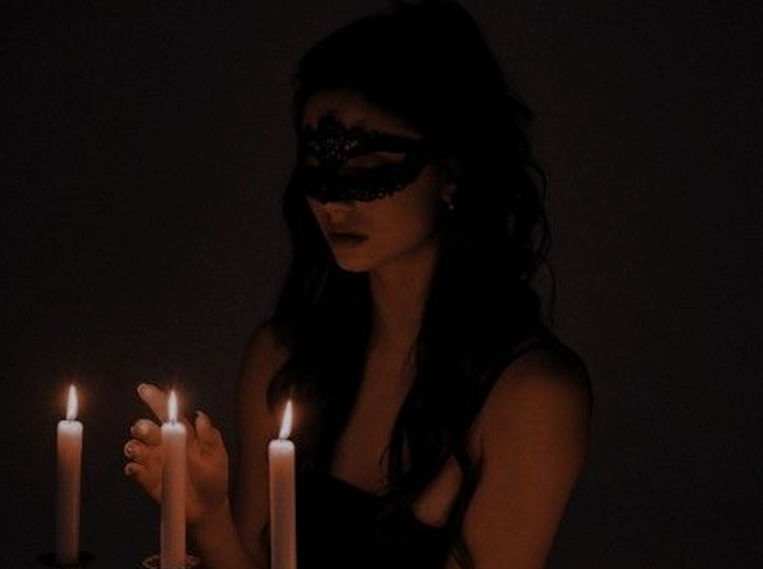 dark-vs-light-feminine-energy-femme-fatale-seduction-psychology-meaning-movies-marilyn-monroe-bombshell-sex-symbols-megan-fox-sexist-alexa-demie-siren-eyes-doe-eyes-makeup-candle-mask-female-darkvibe